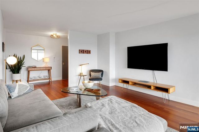 1 Claridge Drive 723, Verona, NJ 07044