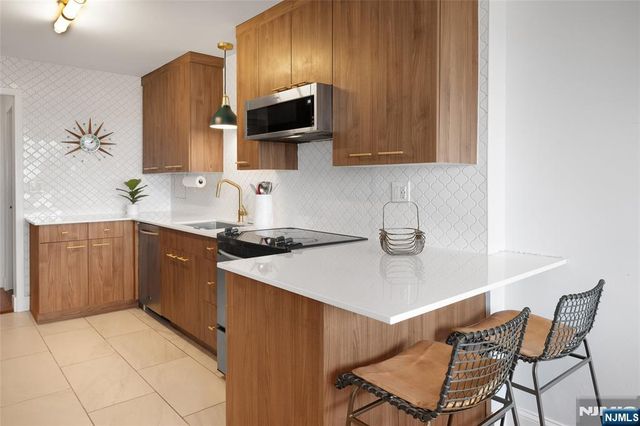 1 Claridge Drive 723, Verona, NJ 07044