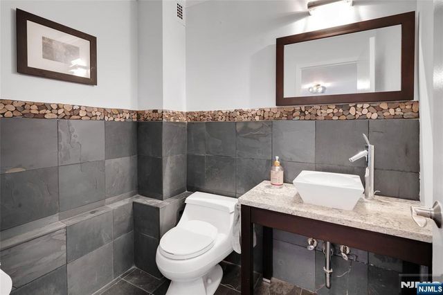 1 Claridge Drive 723, Verona, NJ 07044