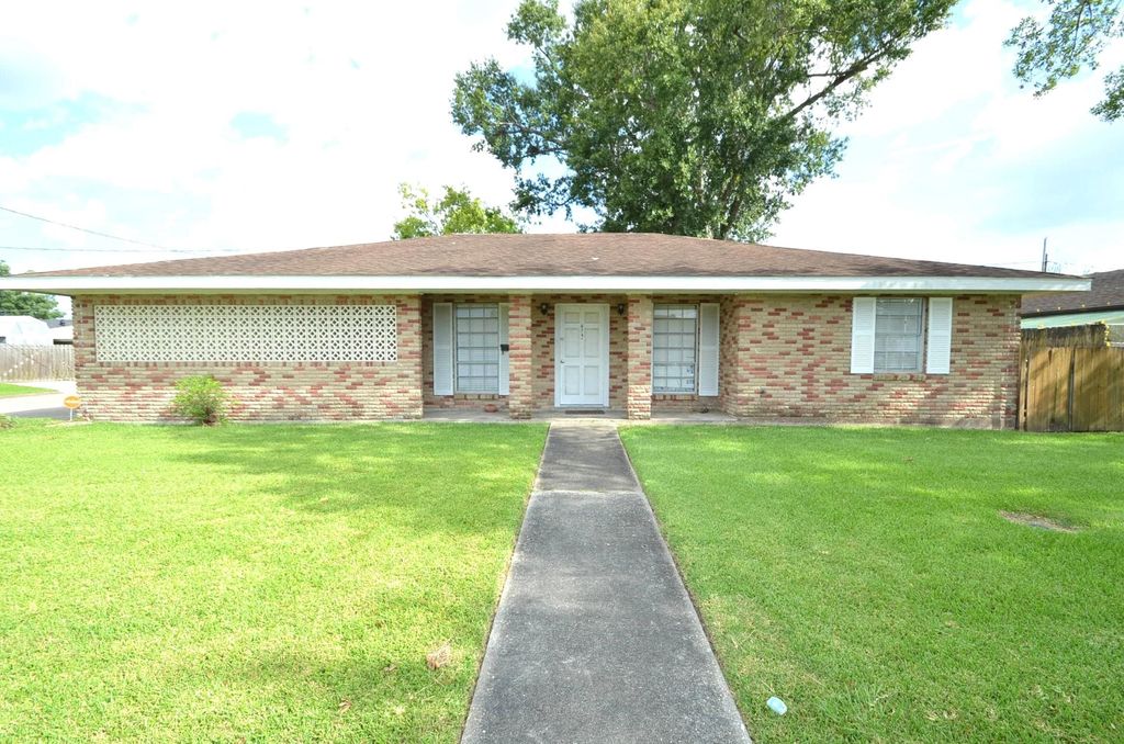 424 Walker Dr, Houma, LA 70364