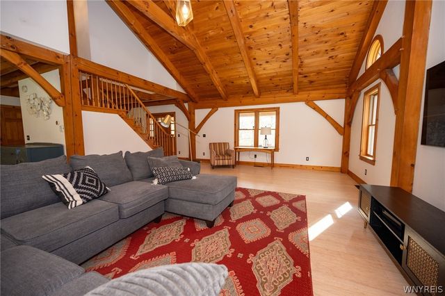 9496 West Hill Road, Boston, NY 14025