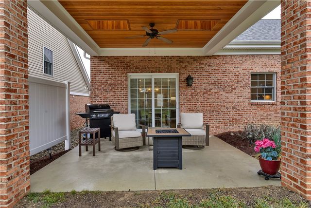 709 Crosswinds Dr, Peters Twp, PA 15317