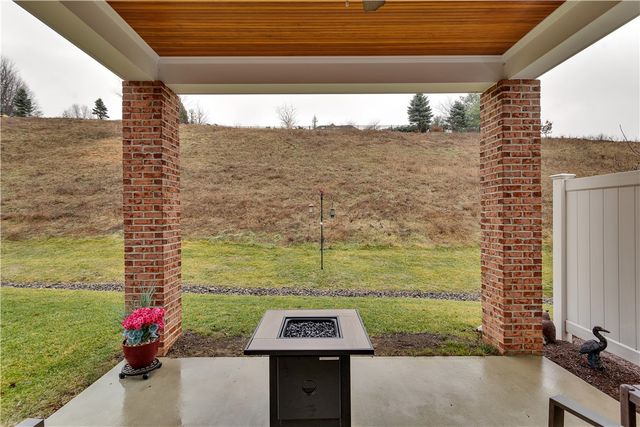 709 Crosswinds Dr, Peters Twp, PA 15317