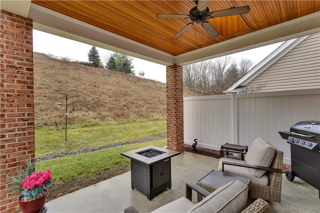 709 Crosswinds Dr, Peters Twp, PA 15317