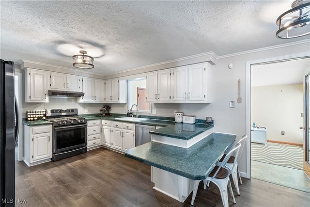 324 Greenbriar Drive, Cortland, OH 44410