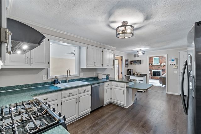 324 Greenbriar Drive, Cortland, OH 44410