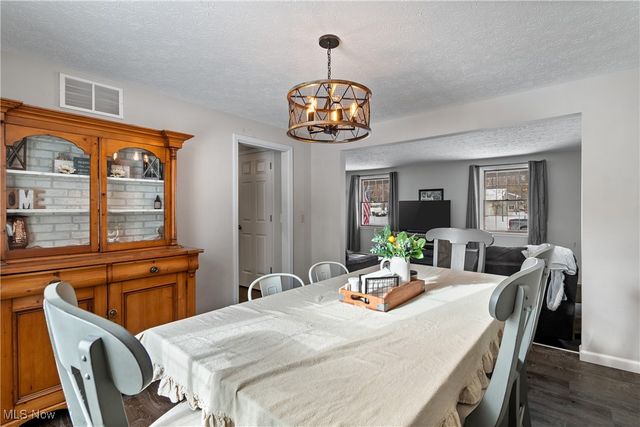 324 Greenbriar Drive, Cortland, OH 44410