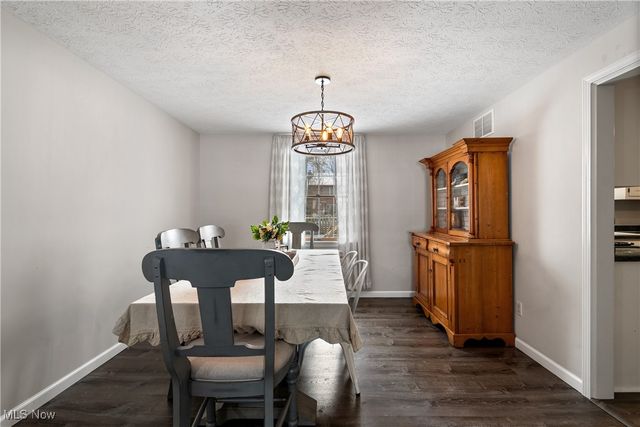 324 Greenbriar Drive, Cortland, OH 44410