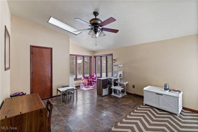 324 Greenbriar Drive, Cortland, OH 44410