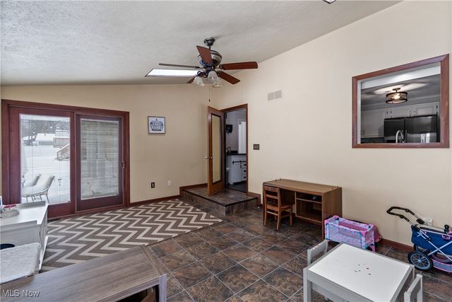 324 Greenbriar Drive, Cortland, OH 44410