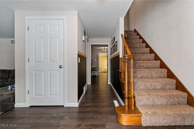 324 Greenbriar Drive, Cortland, OH 44410