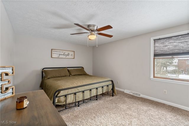 324 Greenbriar Drive, Cortland, OH 44410