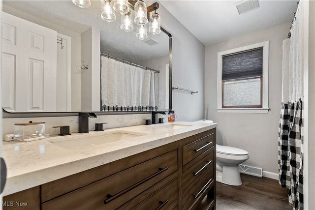 324 Greenbriar Drive, Cortland, OH 44410