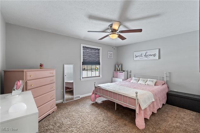 324 Greenbriar Drive, Cortland, OH 44410