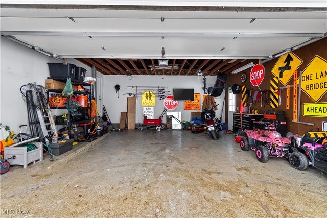 324 Greenbriar Drive, Cortland, OH 44410