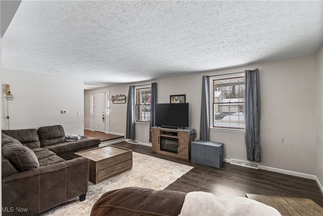 324 Greenbriar Drive, Cortland, OH 44410