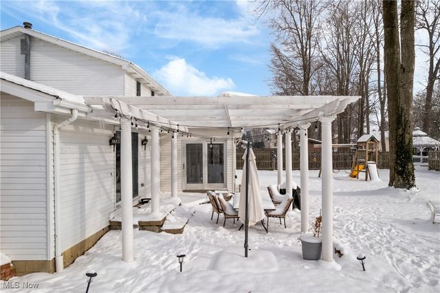 324 Greenbriar Drive, Cortland, OH 44410