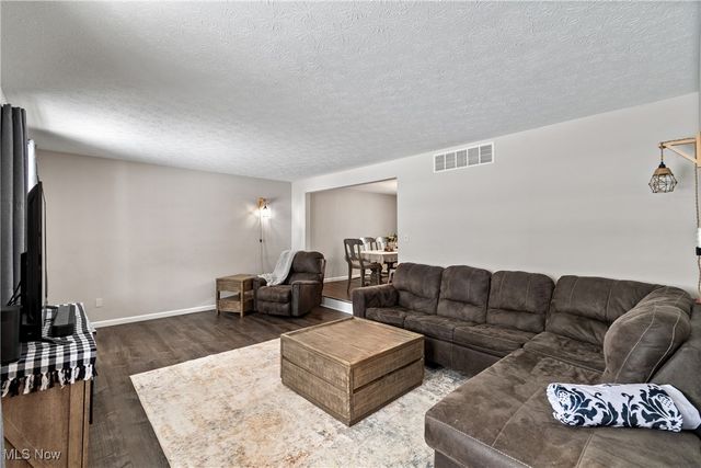 324 Greenbriar Drive, Cortland, OH 44410