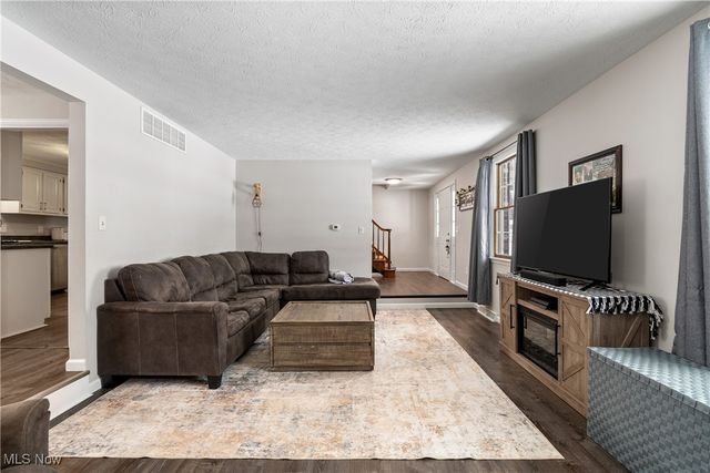 324 Greenbriar Drive, Cortland, OH 44410