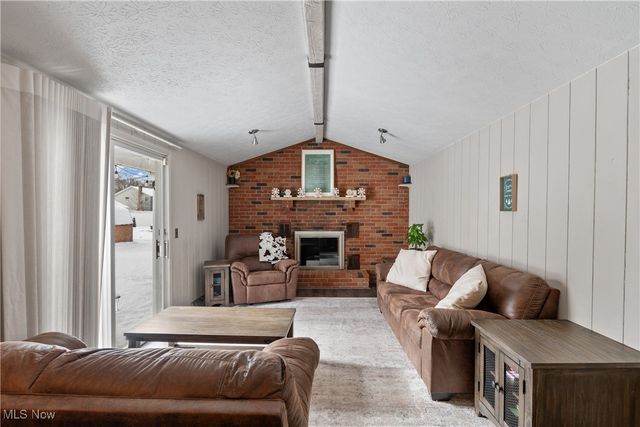 324 Greenbriar Drive, Cortland, OH 44410