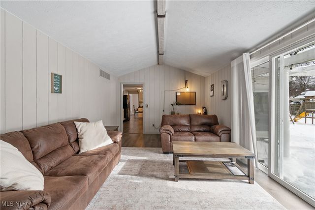 324 Greenbriar Drive, Cortland, OH 44410