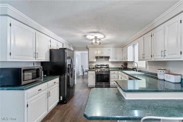 324 Greenbriar Drive, Cortland, OH 44410