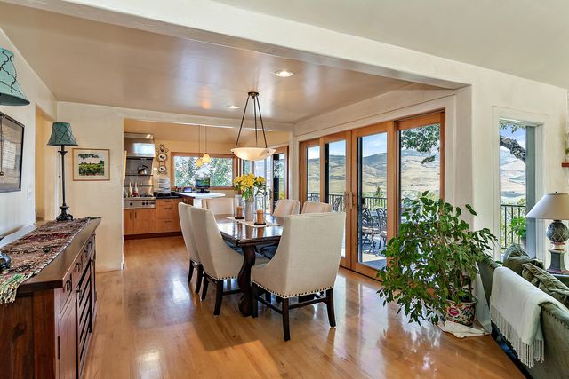 290 Skycrest Drive, Ashland, OR 97520