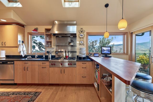 290 Skycrest Drive, Ashland, OR 97520