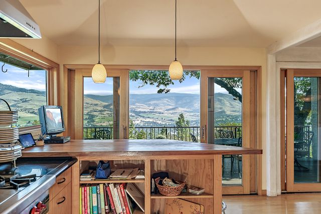 290 Skycrest Drive, Ashland, OR 97520