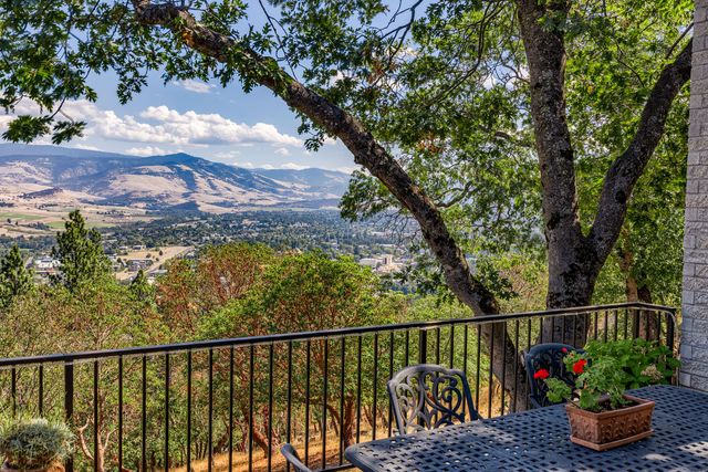 290 Skycrest Drive, Ashland, OR 97520