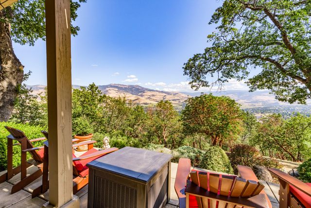 290 Skycrest Drive, Ashland, OR 97520