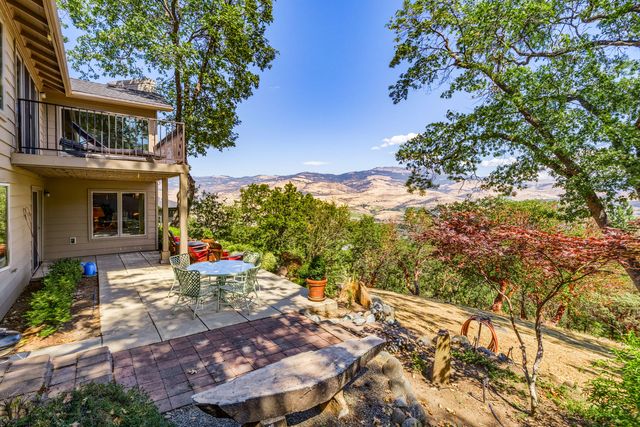 290 Skycrest Drive, Ashland, OR 97520