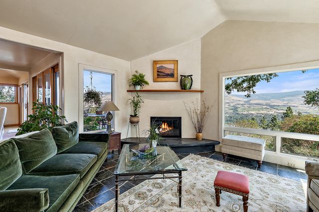 290 Skycrest Drive, Ashland, OR 97520