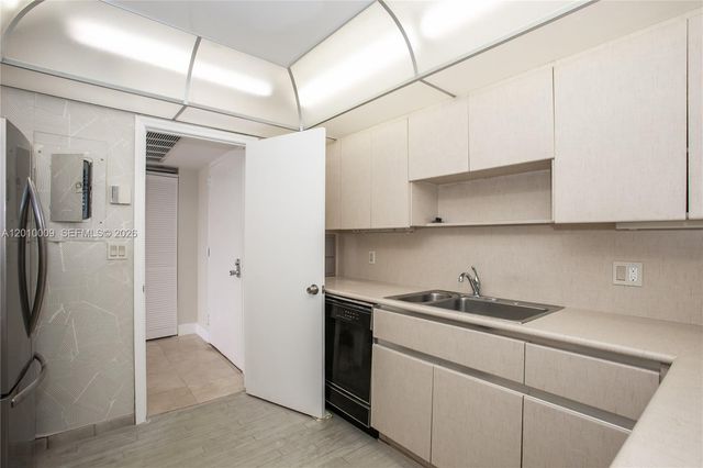 1800 NE 114th St 1502, Miami, FL 33181