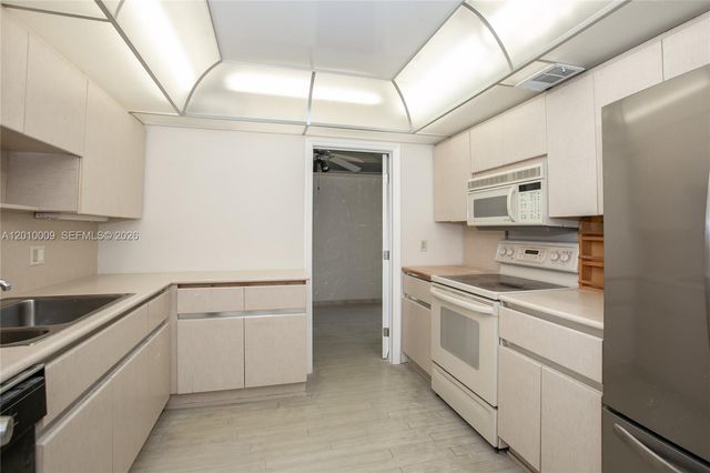 1800 NE 114th St 1502, Miami, FL 33181