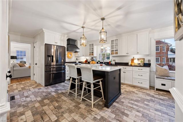 621 Hollygate LN, Chesapeake, VA 23322