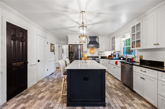 621 Hollygate LN, Chesapeake, VA 23322