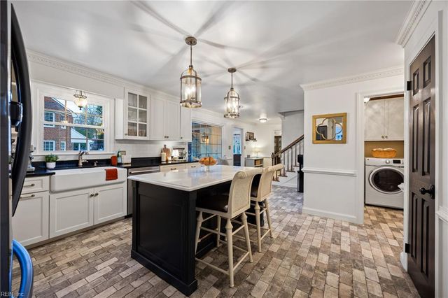 621 Hollygate LN, Chesapeake, VA 23322