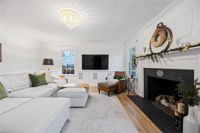 621 Hollygate LN, Chesapeake, VA 23322