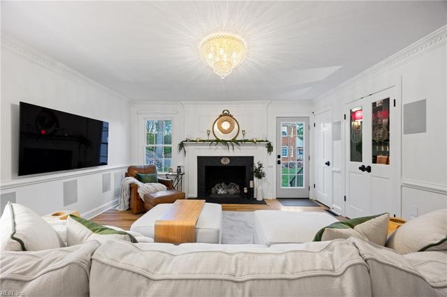 621 Hollygate LN, Chesapeake, VA 23322