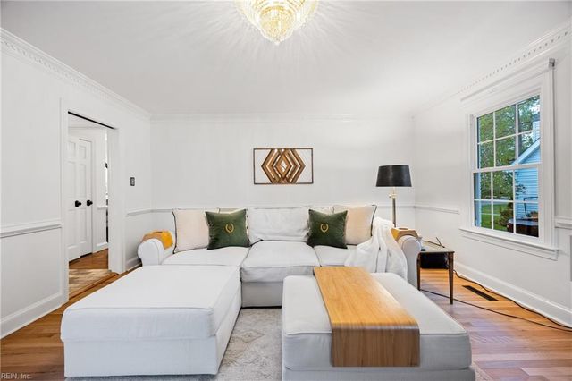 621 Hollygate LN, Chesapeake, VA 23322