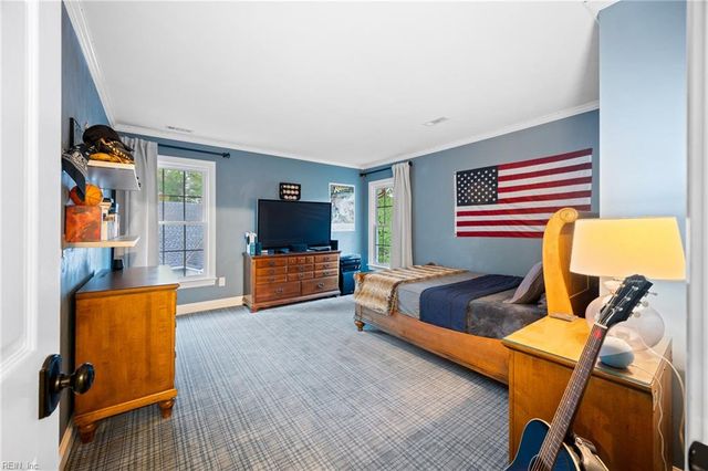 621 Hollygate LN, Chesapeake, VA 23322