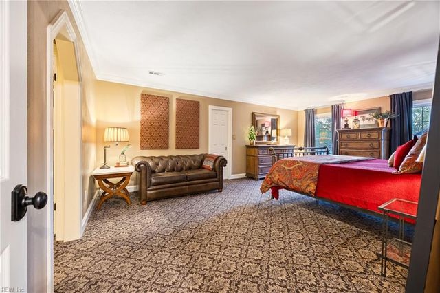 621 Hollygate LN, Chesapeake, VA 23322