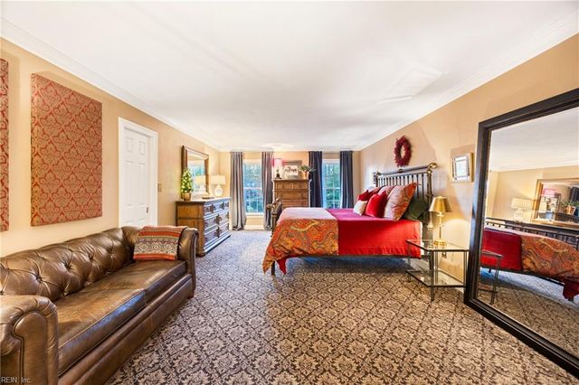 621 Hollygate LN, Chesapeake, VA 23322