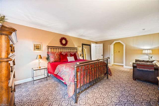 621 Hollygate LN, Chesapeake, VA 23322