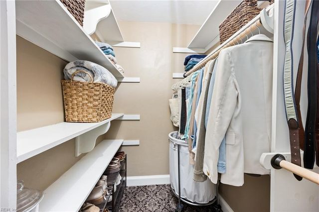 621 Hollygate LN, Chesapeake, VA 23322