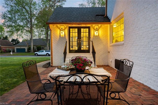 621 Hollygate LN, Chesapeake, VA 23322