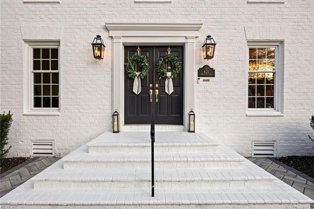 621 Hollygate LN, Chesapeake, VA 23322