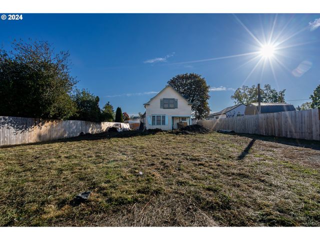 109 S TRADE St, Amity, OR 97101