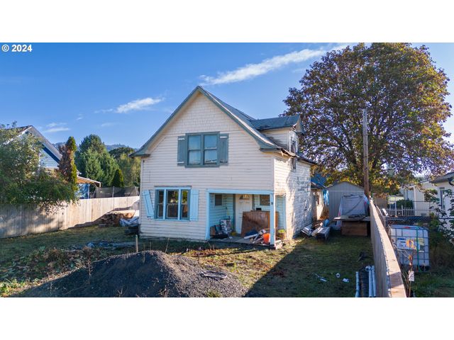 109 S TRADE St, Amity, OR 97101